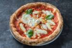 Pizza margherita con basilico fresco nel piatto