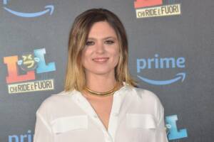 L'attrice Brenda Lodigiani sorride durante il photocall di LOL 3 al Teatro Eliseo di Roma