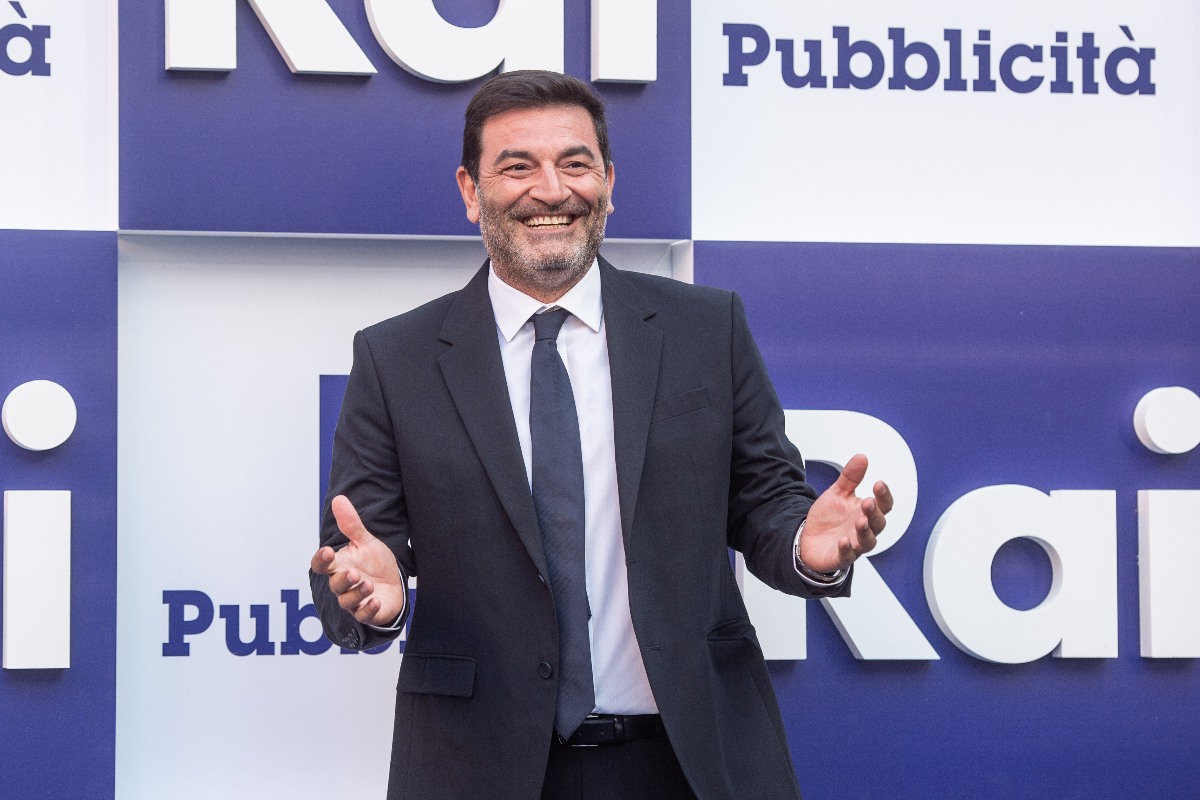 Max Giusti posa sorridendo durante il photocall Rai 2024/2025 a Napoli