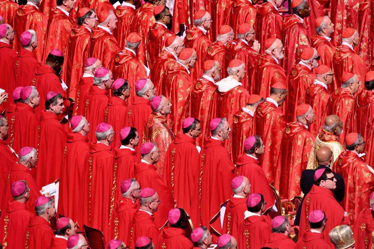 I cardinali assistono ai funerali di Papa Francesco tenutisi a San Pietro il 26 aprile 2025
