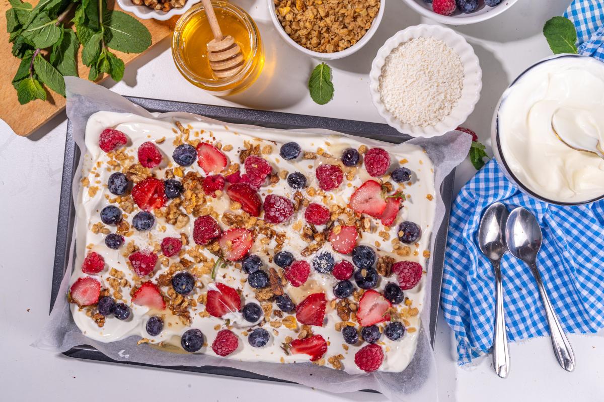 Vista dall'alto frozen yogurt con frutti di bosco ancora da rompere