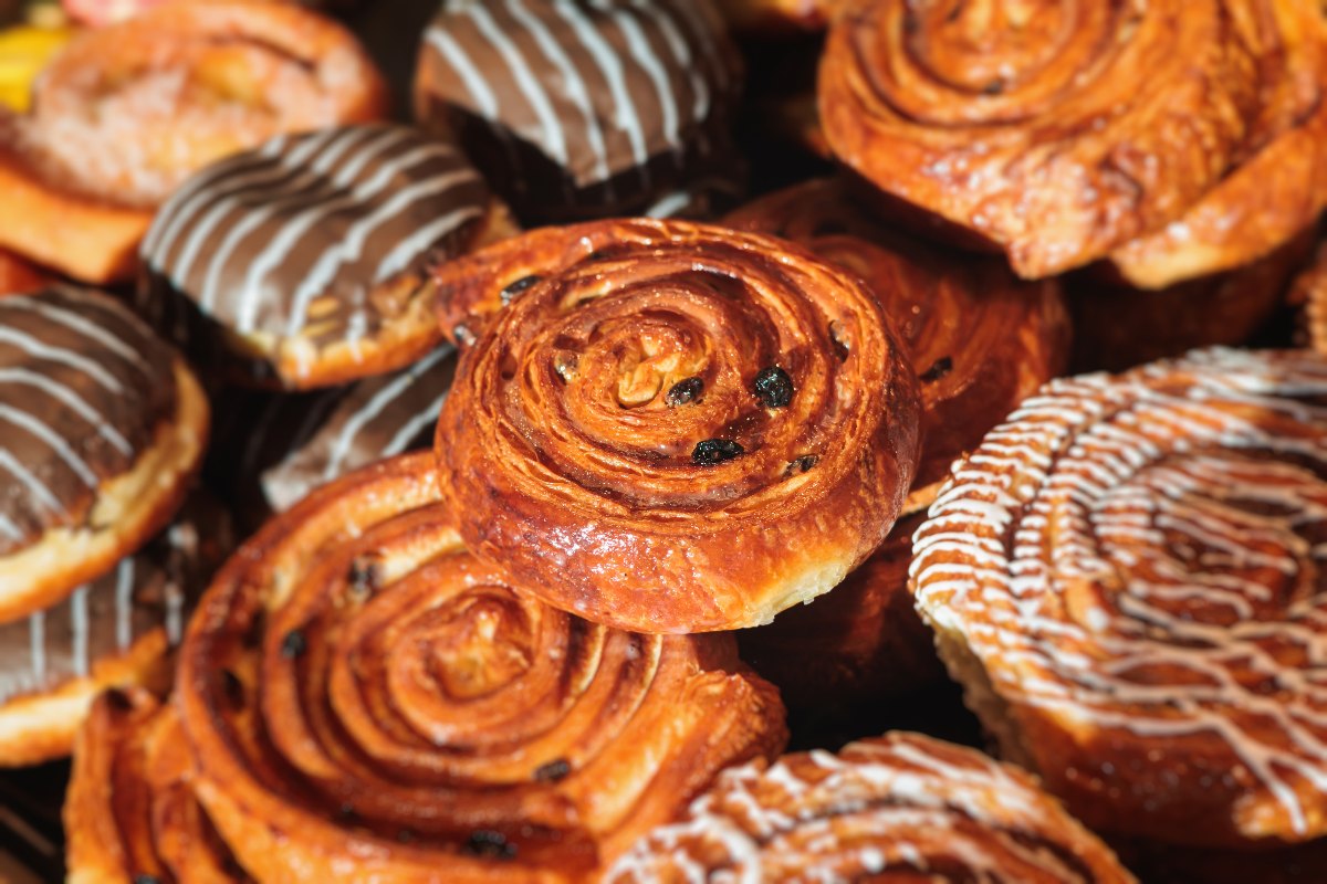 Brioche, croissant e cinnamon rolls esposti in una pasticceria