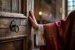 Il conclave sta per iniziare: un cardinale chiude le porte della Cappella Sistina