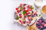 Vista dall'alto di frozen yogurt bar, barrette di yogurt congelato, con frutti di bosco