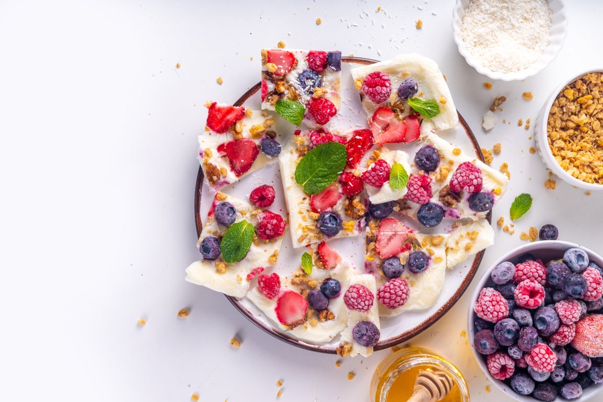 Vista dall'alto di frozen yogurt bar, barrette di yogurt congelato, con frutti di bosco