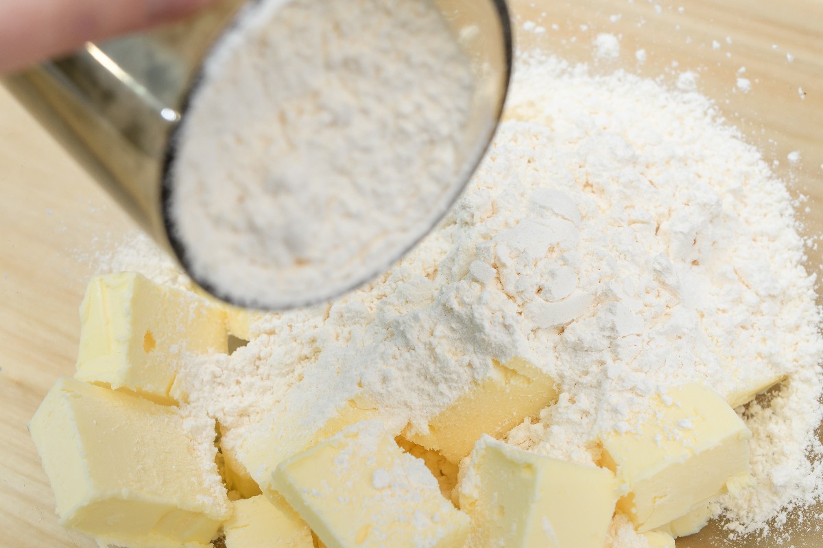 Burro freddo a tocchetti con farina per preparazione pasta sablée