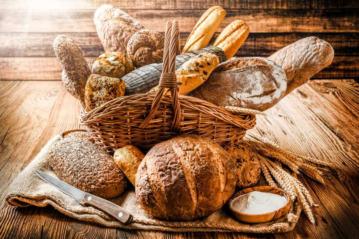 Varietà di pane diverse tra loro all'interno di un cestino