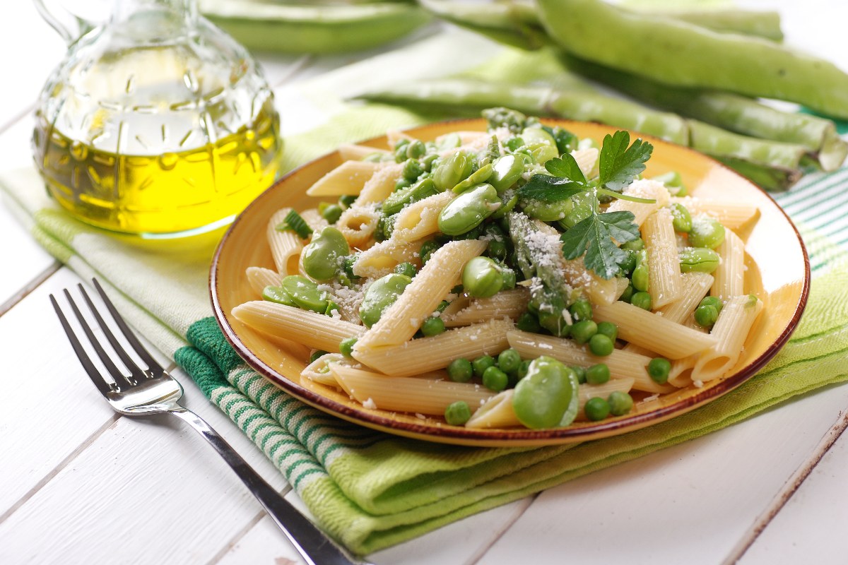 Piatto di pasta con fave, piselli e carciofi