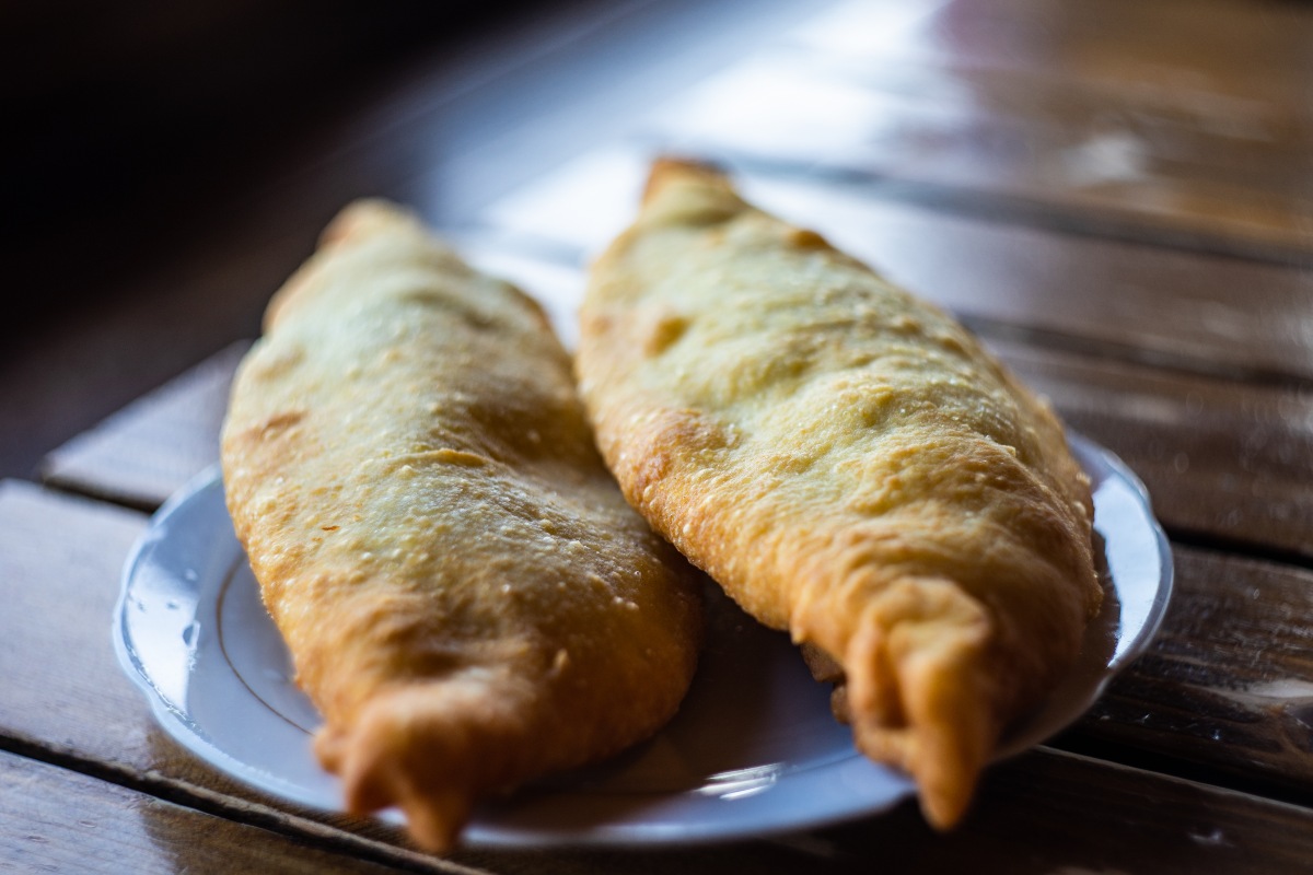 Battilocchio napoletano o pizza fritta su piatto