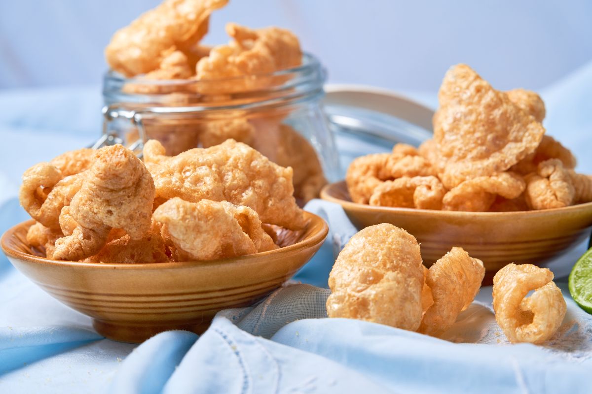 Ciotole con ciccioli di maiale fritti