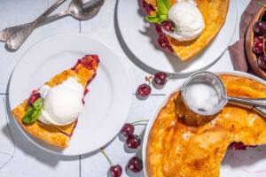 Vista dall'alto crostata chiusa con ricotta e visciole