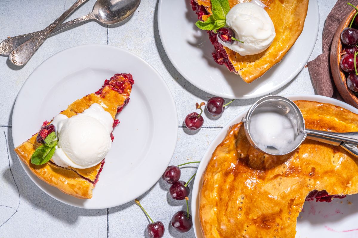 Vista dall'alto crostata chiusa con ricotta e visciole