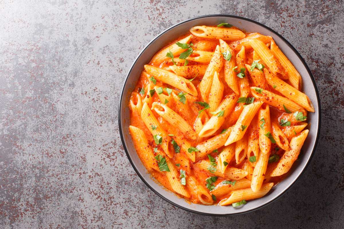 Goloso piatto di pasta alla cardinale, delizioso primo piatto cremoso condito con passata di pomodoro, panna e pecorino