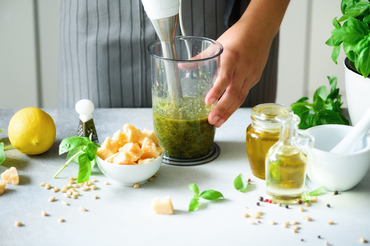 Preparazione pesto di basilico con frullatore a immersione