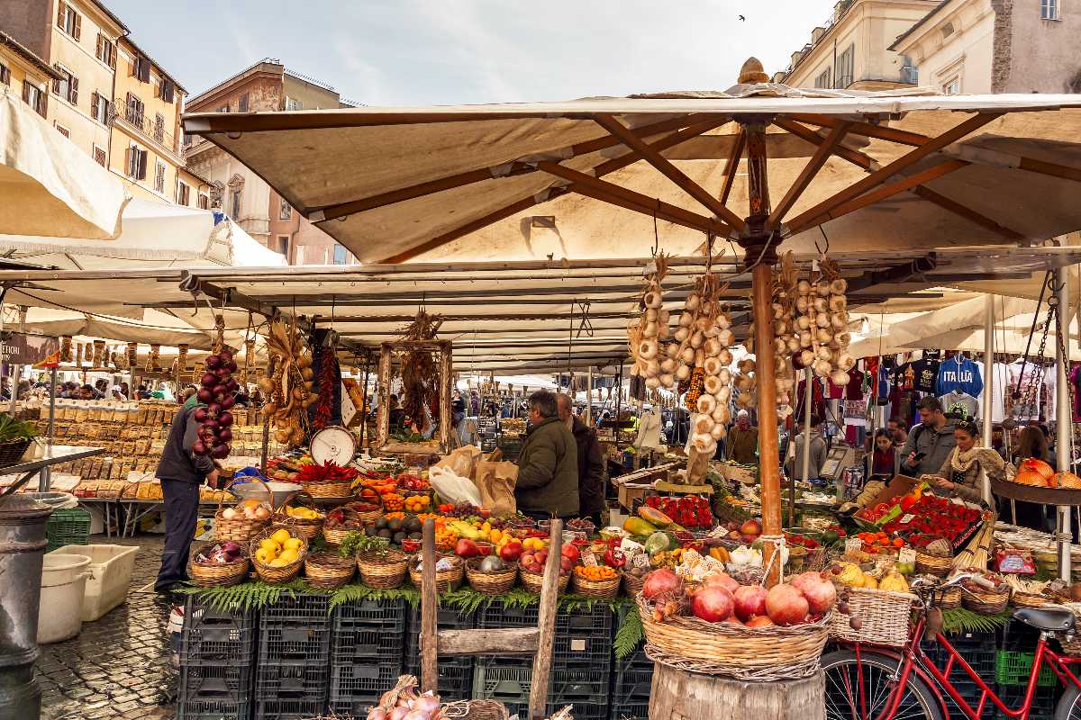 Mercato di frutta e verdura a Campo de' Fiori, nel cuore di Roma