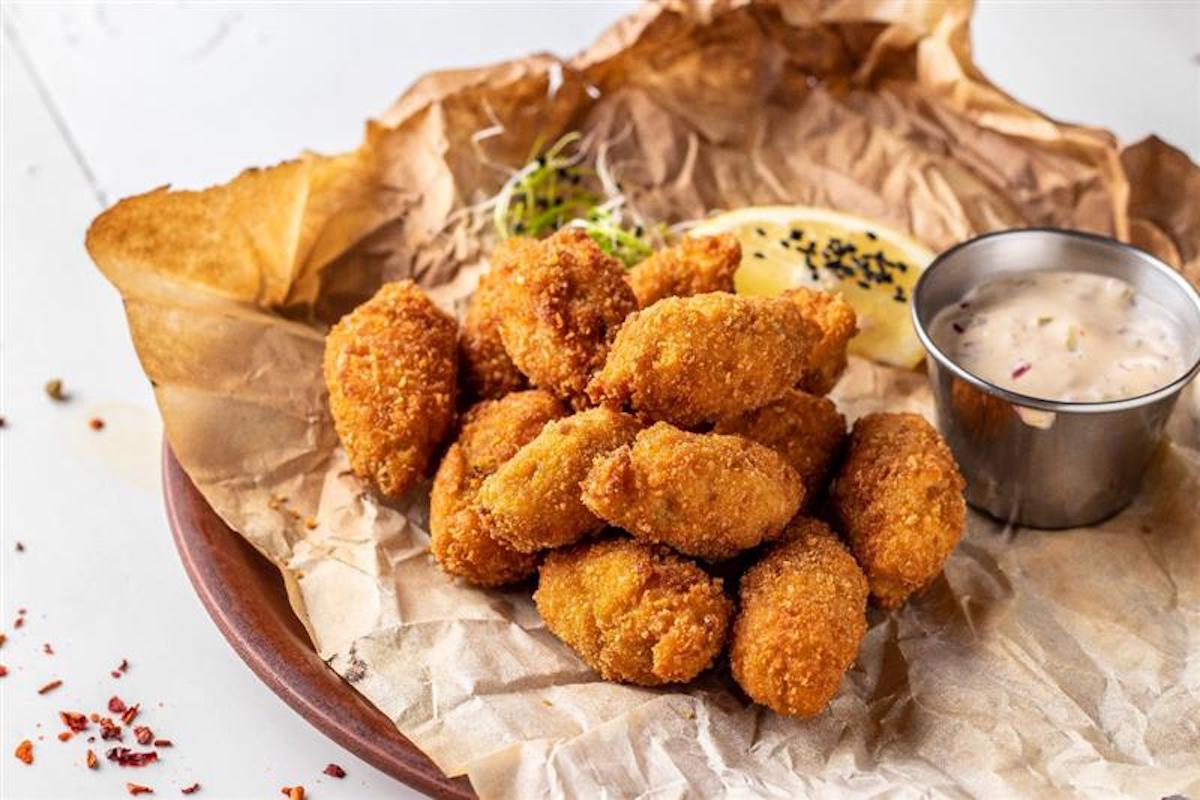 Carta forno stropicciata con cozze fritte e salsa