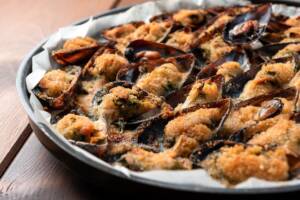 Piatto di cozze gratinate alla siciliana