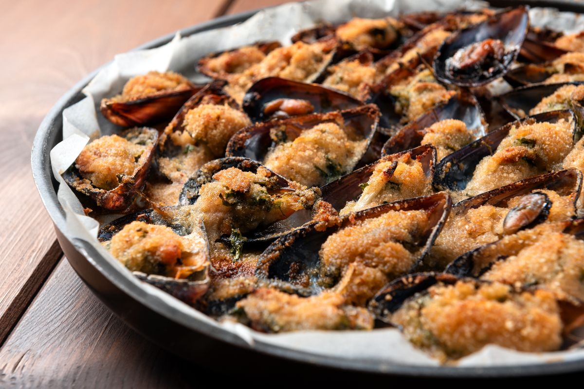 Piatto di cozze gratinate alla siciliana