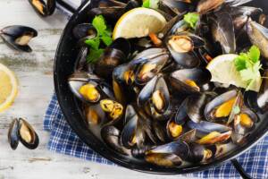 Pentola di cozze cotte con limone e prezzemolo