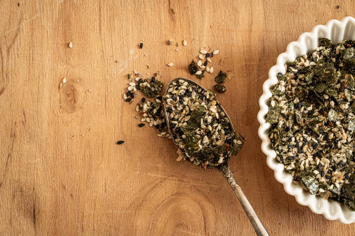 Ciotola con condimento giapponese chiamato furikake