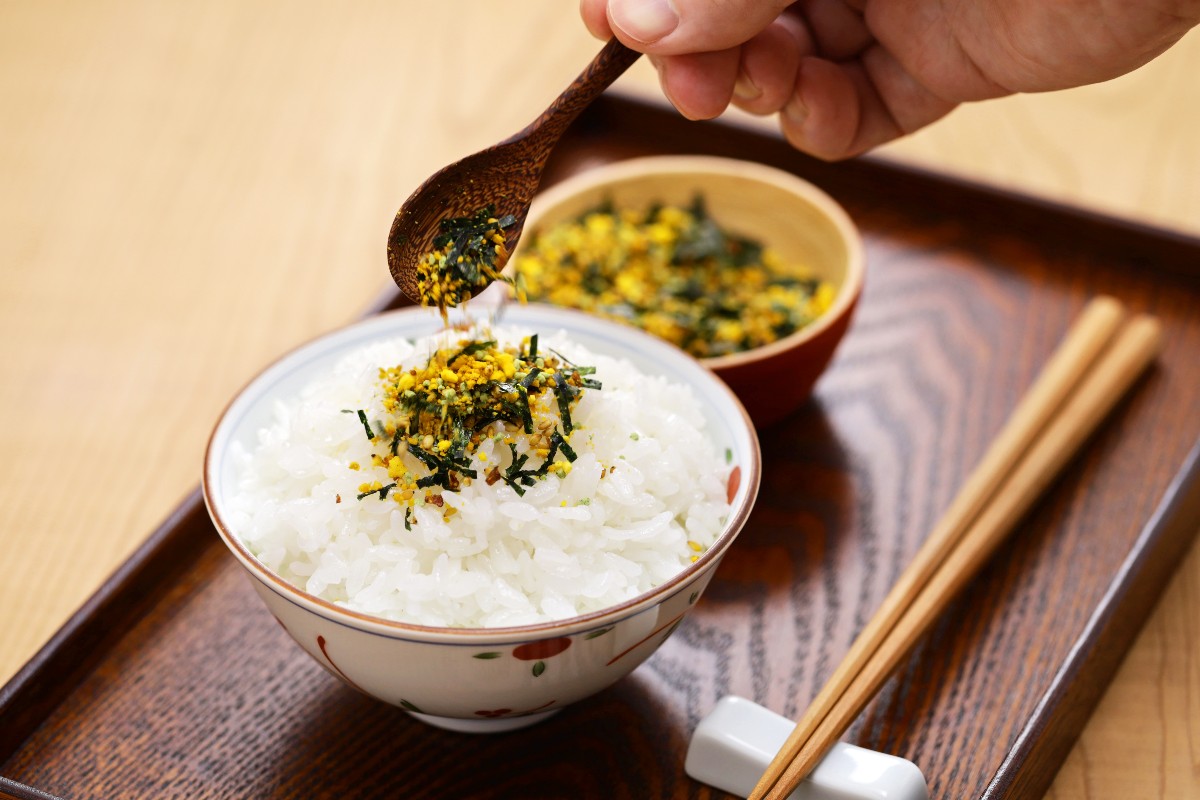 Riso bianco giapponese gohan condito con furikake