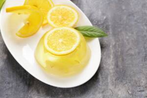 Gelatina o budino al limone su piatto bianco