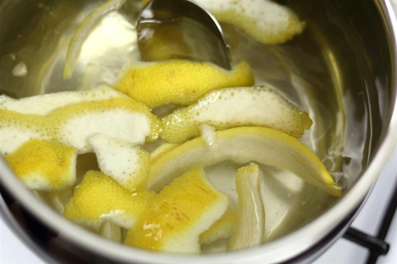 Scorze di limone in infusione in acqua