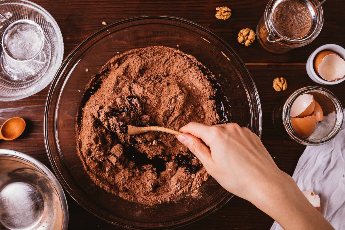 Preparazione pasta frolla al cacao in ciotola di vetro