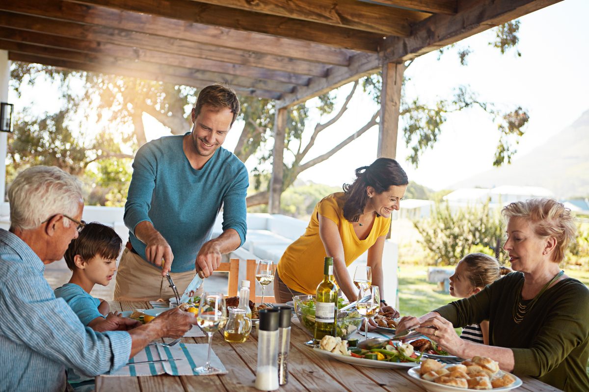 Pranzo all’aperto in giardino con tutta la famiglia