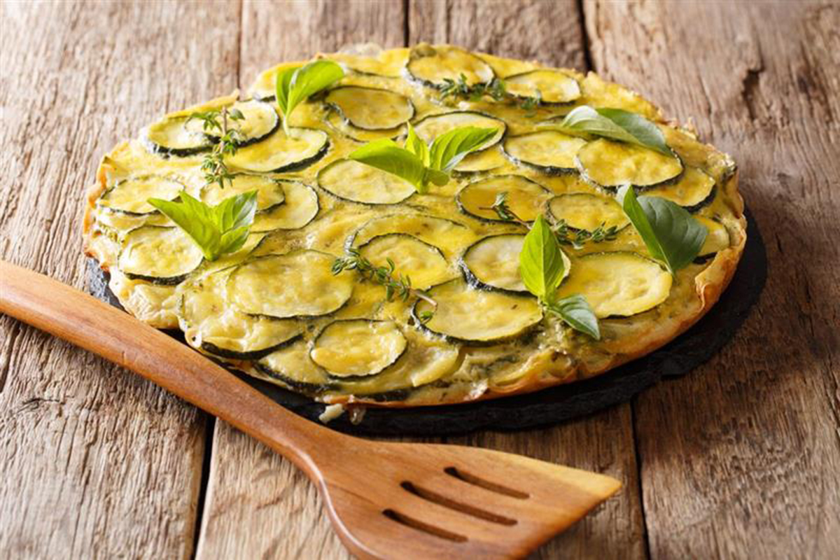 Scarpaccia di zucchine con foglie di basilico