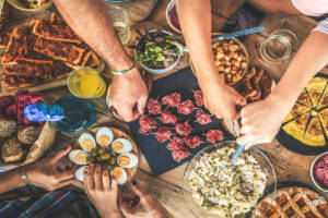 Pranzo tra amici con antipasti estivi e altri piatti