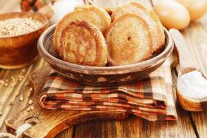 Frittelle di grano saraceno in piatto di legno