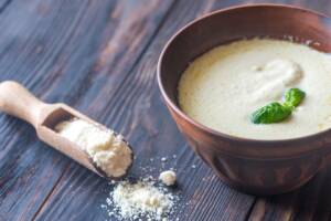 Ciotola con fonduta di formaggio