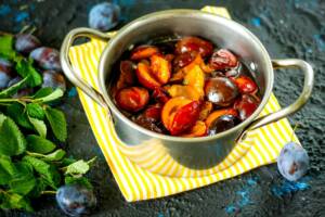 Pentola con prugne cotte