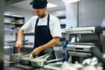 Chef al lavoro nella cucina di un ristorante