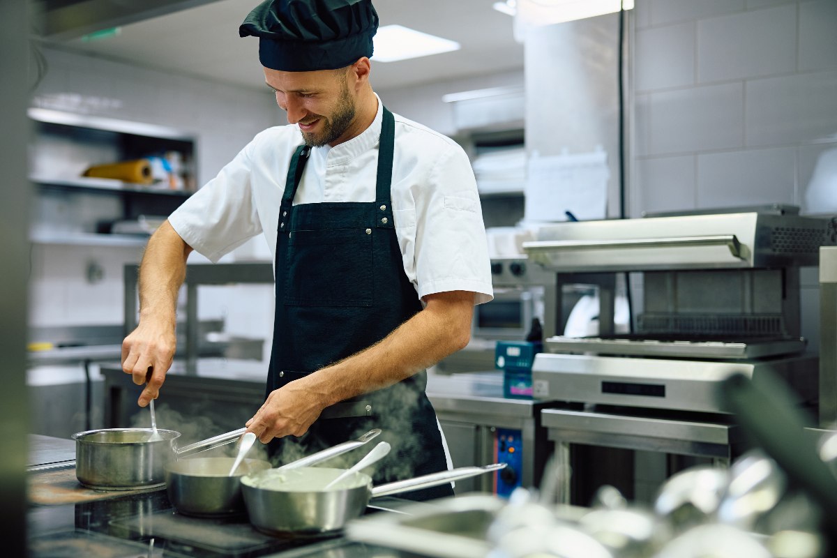 Chef al lavoro nella cucina di un ristorante