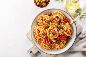 Vista dall'alto pasta con pomdoro, olive, capperi