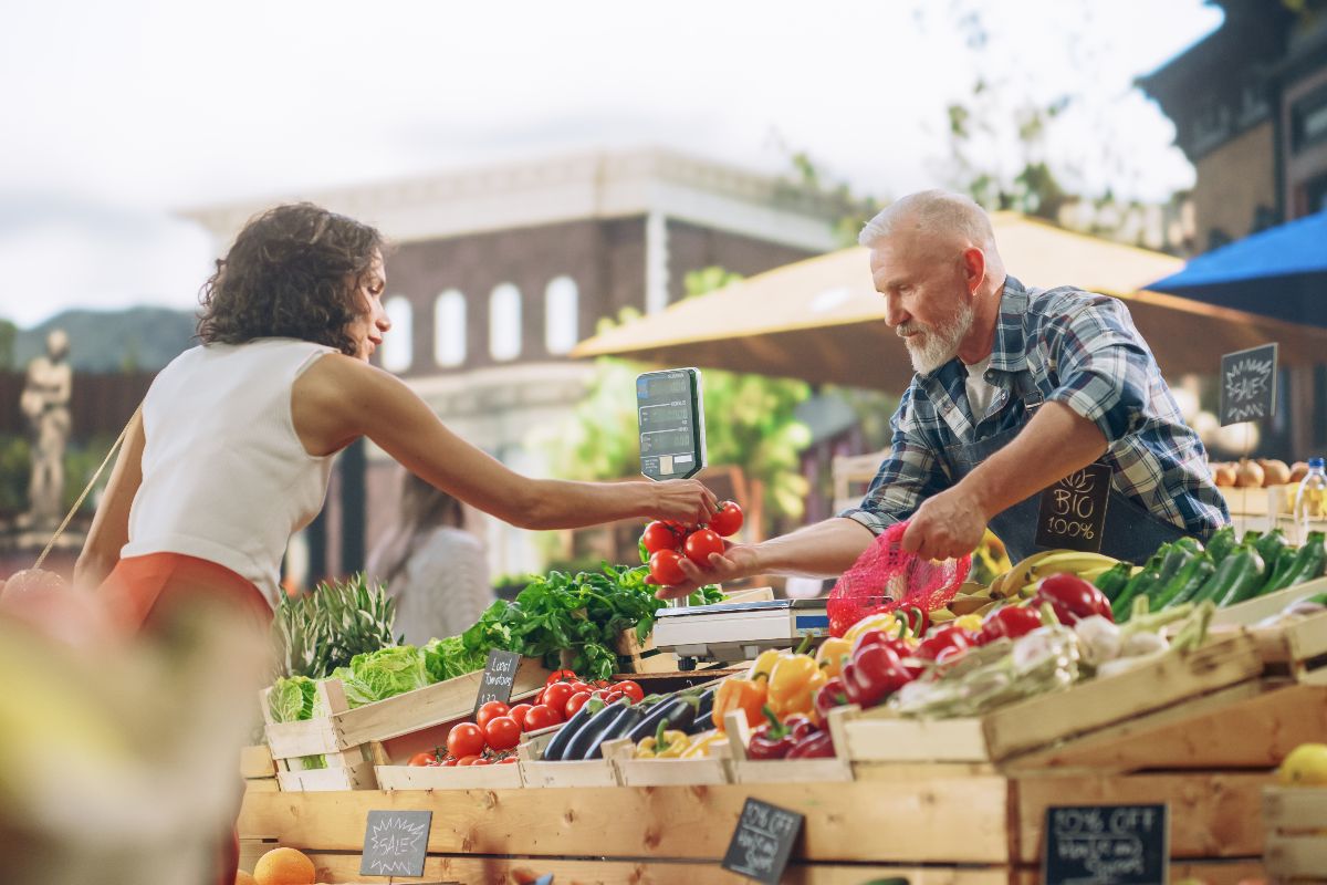 Acquisto di frutta e verdura biologica al mercato.
