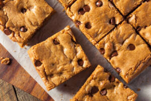 Vista dall'alto brownies bianchi o blondies con gocce di cioccolato