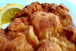 Primo piano cotoletta fritta con limone