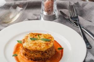 Piatto con pasta gratinata al ragù