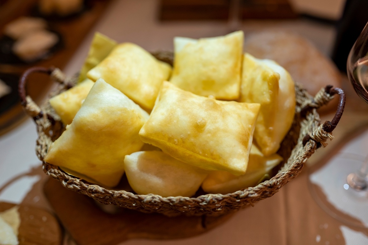 Ritagli di impasto lievitato e fritto in cestino di vimini