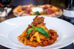 Piatto di tagliatelle al ragù di carne appena servito.