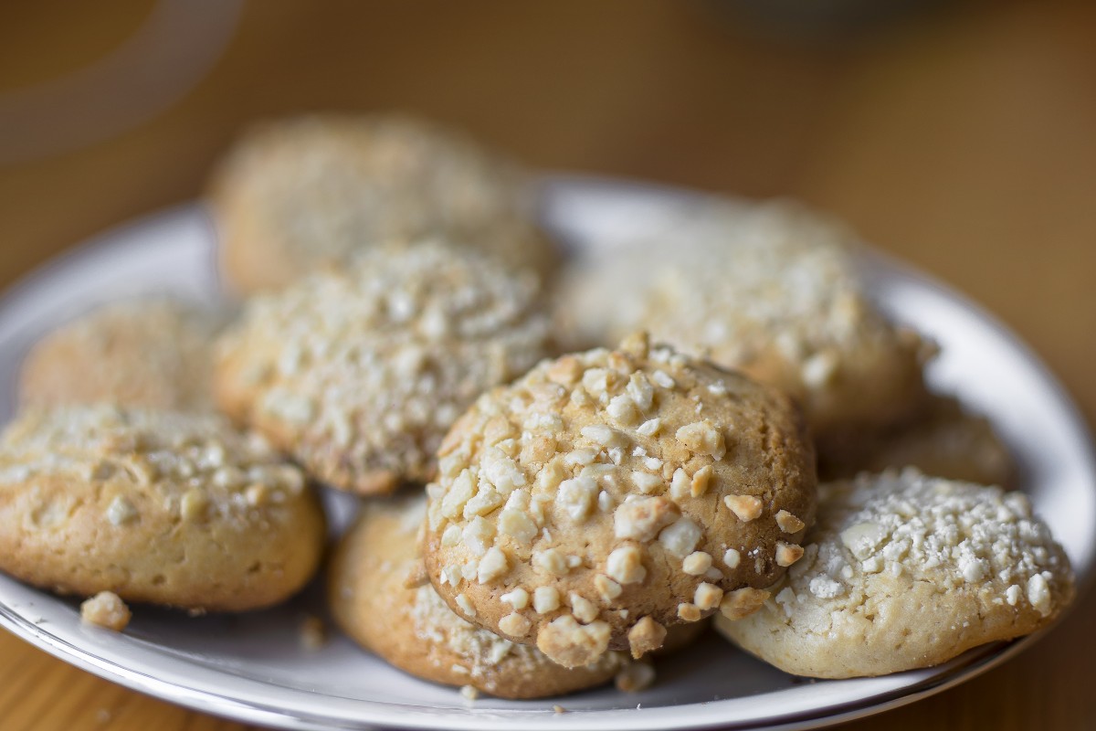 Biscotti alle arachidi disposti su un piatto bianco.