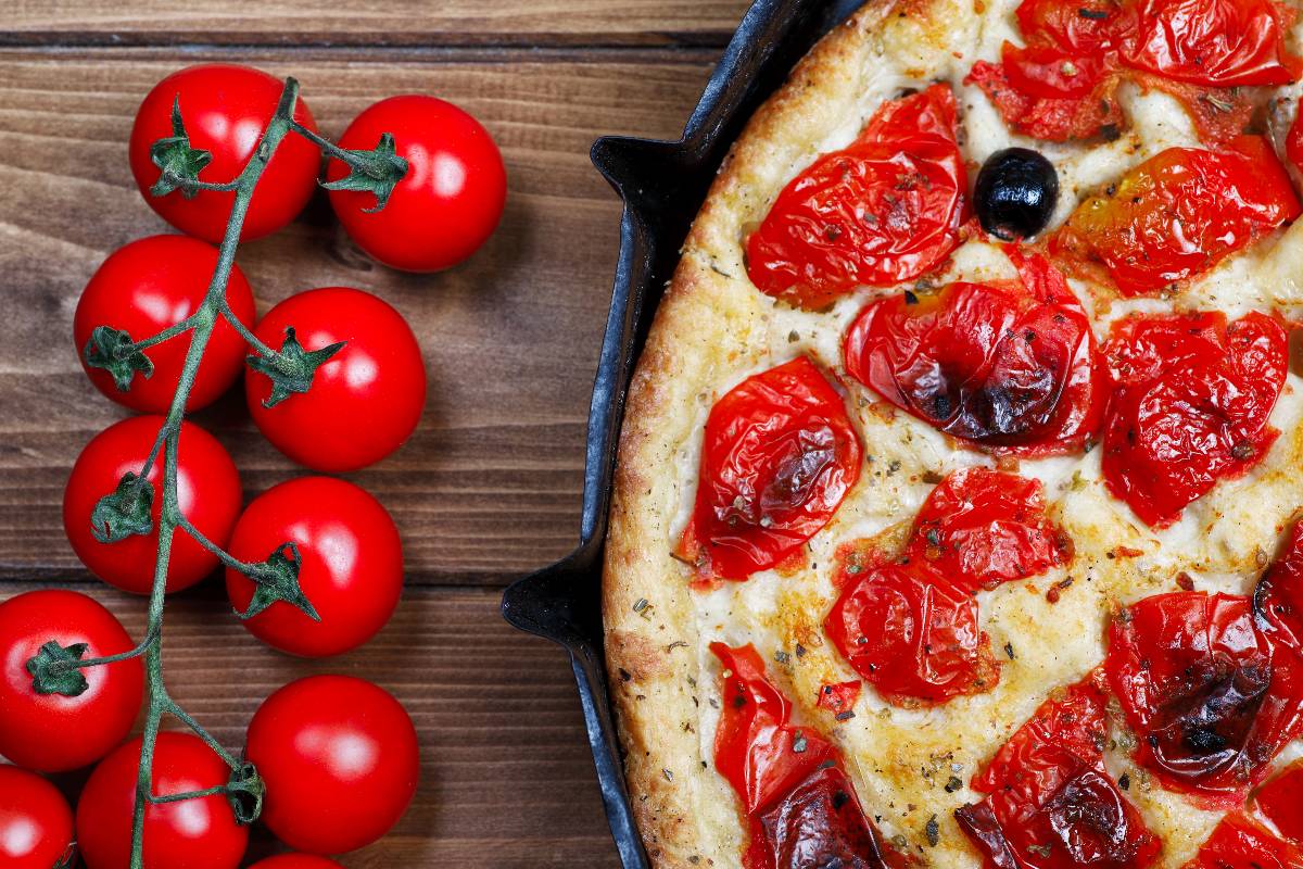 Teglia di focaccia con pomodorini e olive