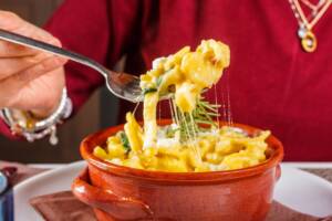 Forchetta che solleva da cocotte in ceramica pasta filante