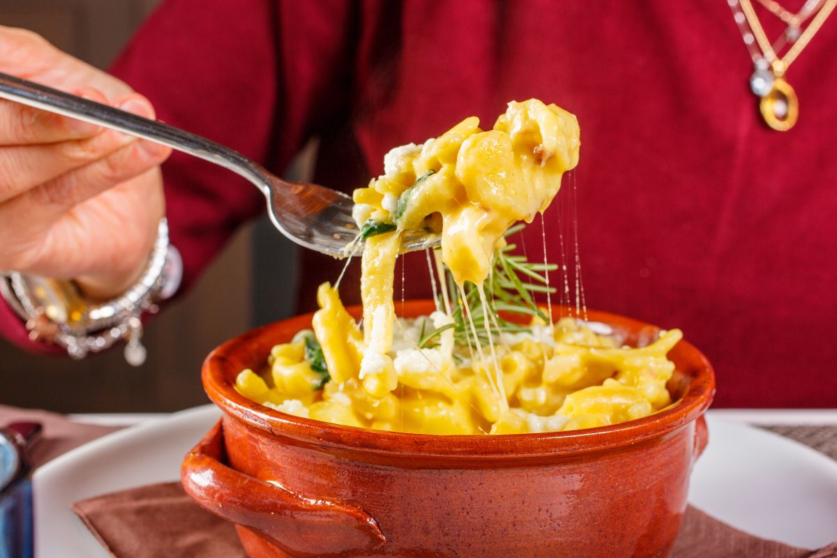 Forchetta che solleva da cocotte in ceramica pasta filante