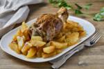 Piatto con stinco di maiale cotto al forno con le patate
