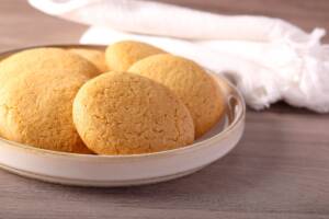 Piatto con biscotti rotondi