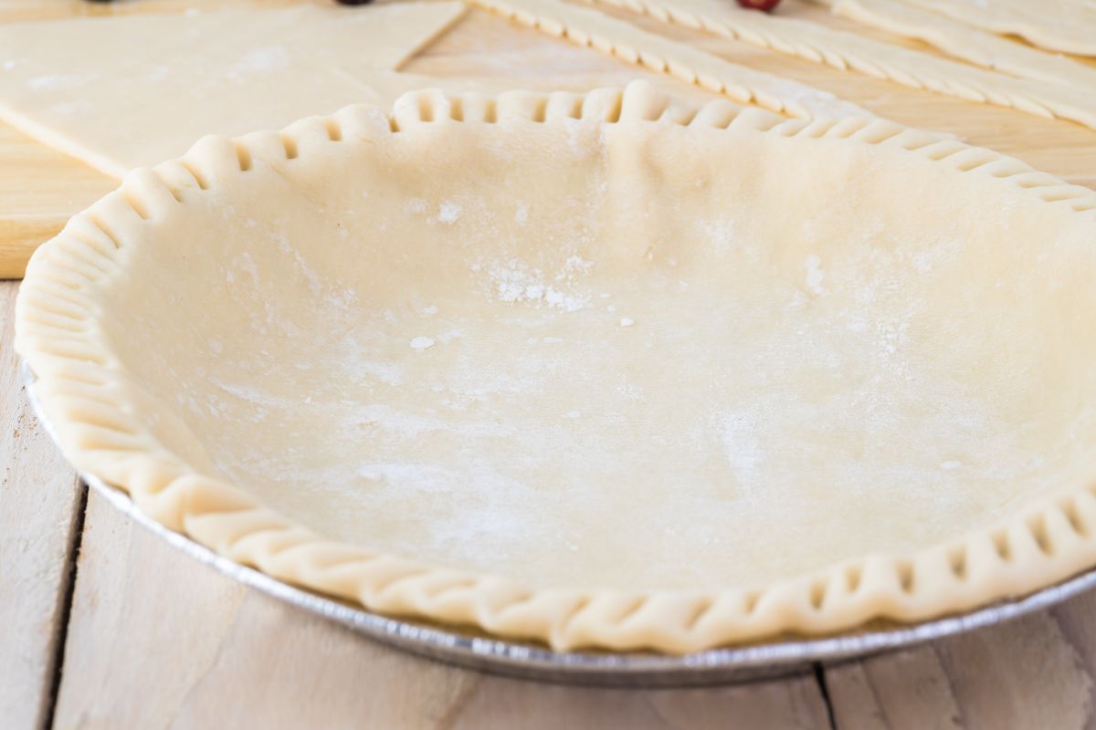 Stampo per torta con all'interno pasta brisée